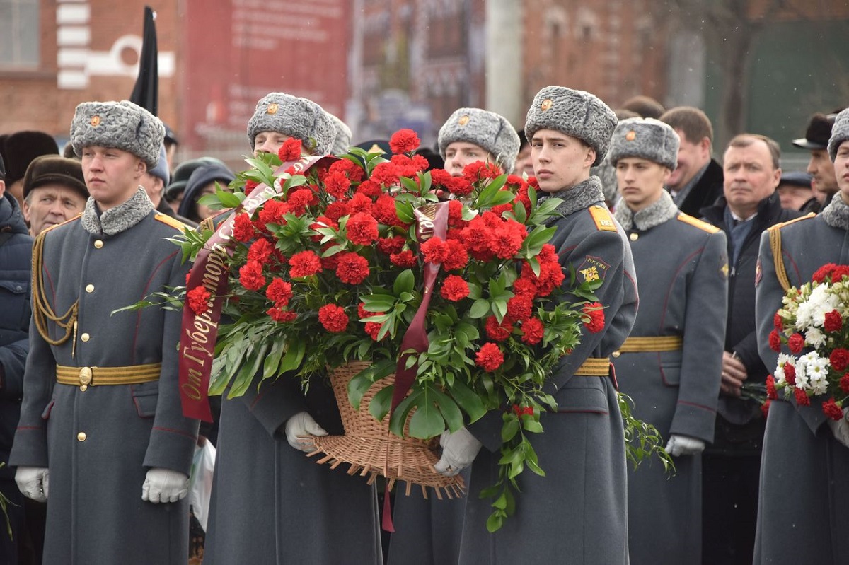 Церемония возложения цветов к памятнику состоялась на привокзальной площади, которая с 1983 года была переименована в площадь Уральского добровольческого танкового корпуса 